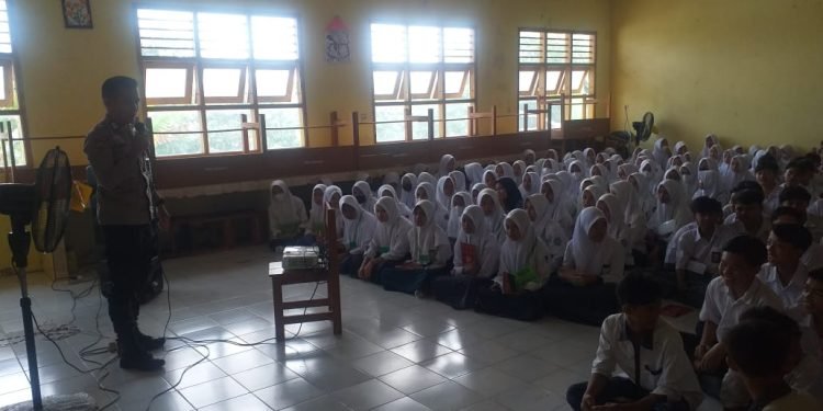 Cegah Kenakalan Remaja Dibulan Ramadhan, Bhabinkamtibmas Polsek Curugbitung Polres Lebak Laksanakan Sosialisasi ke Sekolah