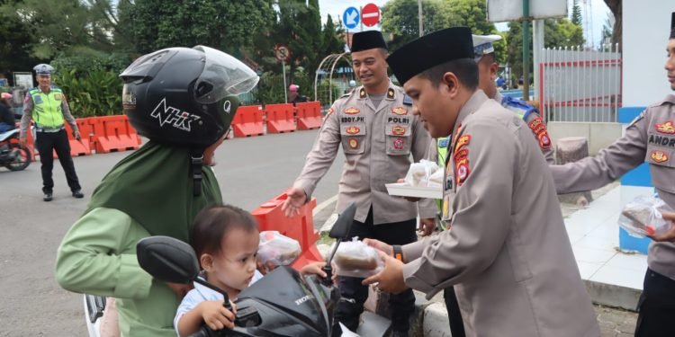 Jelang Buka Puasa, Kapolres Lebak bagikan Takjil ke para Pengendara