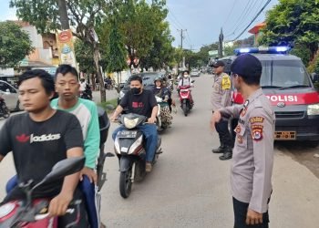 Cegah kecelakaan & kemacetan Lalulintas di Bulan Ramadhan, personil Polsek Cibeber Polres Cilegon Polda Banten berikan Pelayanan Pengaturan Pagi dan Sore hari