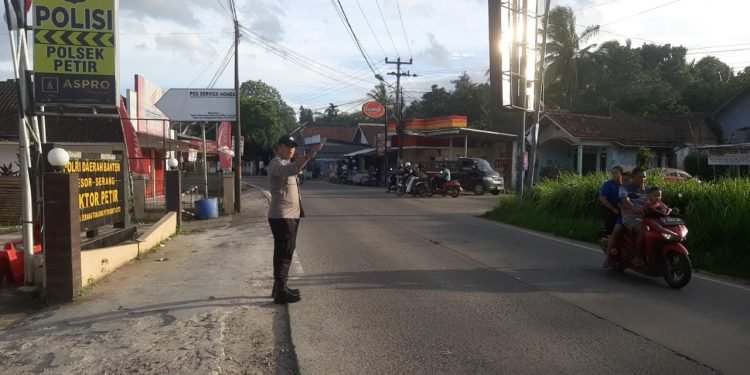 Strong Point Pagi Dalam Wujud Nyata Kehadiran Anggota Polsek Petir Polres Serang Ditengah Masyarakat