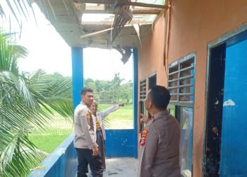 Bentuk Empati, Kapolsek Jawilan Salurkan Sembako ke Ponpes Hikmatul Iman Yang Rusak Karena Bencana Angin Puting Beliung