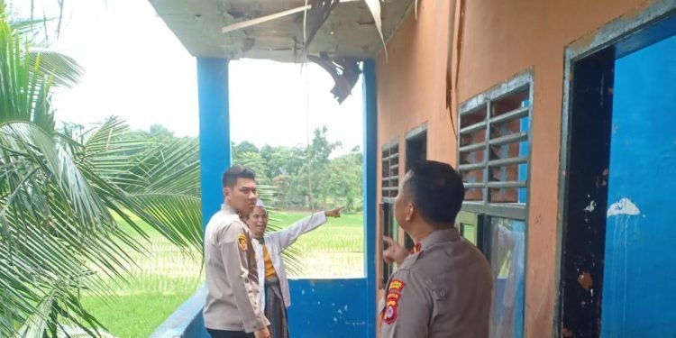 Bentuk Empati, Kapolsek Jawilan Salurkan Sembako ke Ponpes Hikmatul Iman Yang Rusak Karena Bencana Angin Puting Beliung