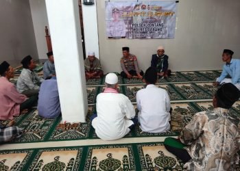 Kapolsek Pontang Polres Serang menerima keluhan dan masukan dari warga desa Sukanegara di Jum’at curhat