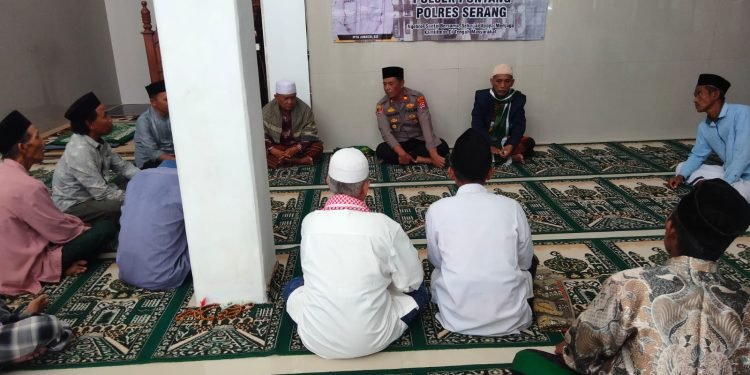 Kapolsek Pontang Polres Serang menerima keluhan dan masukan dari warga desa Sukanegara di Jum’at curhat