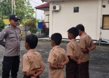 Polisi Sahabat Anak, Personel Bhabinkamtibmas Polsek Mancak Polres Cilegon Polda Banten Edukasi Kegunaan Randis
