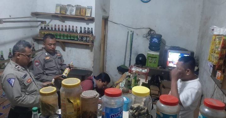Ciptakan situasi Kamtibmas Anggota Polsek Warunggunung Laksanakan OPS  pekat maung 2023