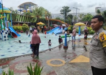 Personel Polsek Cibeber Polres Cilegon Polda Banten lakukan Patroli Wisata Kolam Renang
