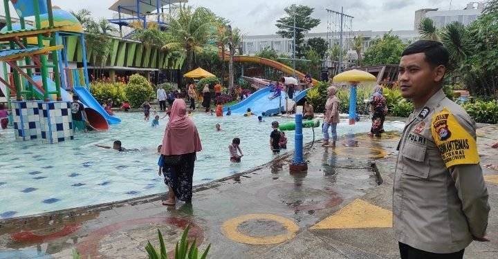 Personel Polsek Cibeber Polres Cilegon Polda Banten lakukan Patroli Wisata Kolam Renang