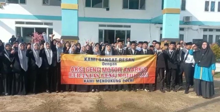 Dukungan Santriwan – Santriwati Ponpes  Shohibul Muslimin Tunjung Teja Kepada Polsek Petir Polres Serang Dalam Berantas Geng Motor