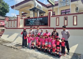 Bhabinmas Polsek Muncang Polres Lebak, Berikan materi kepada anak TK, dan Polisi adalah sahabat anak