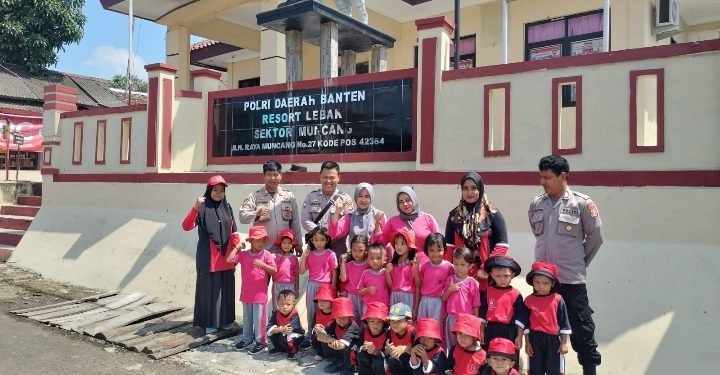 Bhabinmas Polsek Muncang Polres Lebak, Berikan materi kepada anak TK, dan Polisi adalah sahabat anak