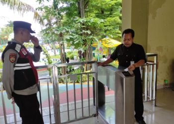 Personel Polsek Cibeber Polres Cilegon Polda Banten lakukan Patroli Wisata Kolam Renang