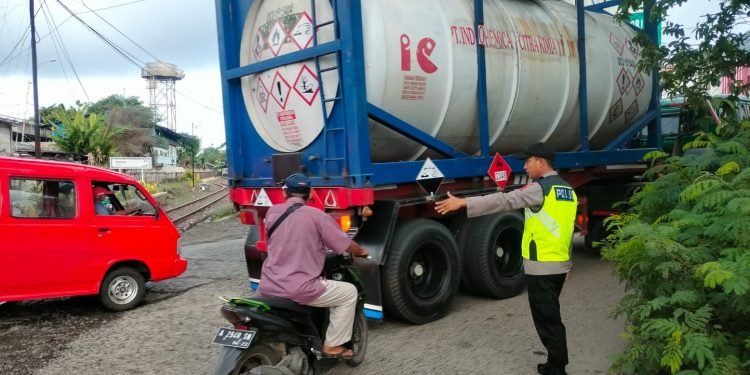 Cegah kemacetan Lalulintas, personil Polsek KP Merak Polres Cilegon Polda Banten Laksanakan Pengaturan Lalu Lintas