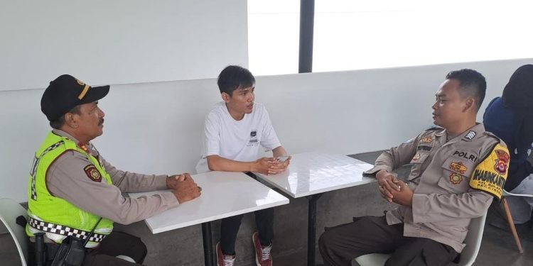 Lakukan Komunikasi aktif, Personil Polsek  Cibeber sambangi masyarakat lingkungan Perumnas Cibeber