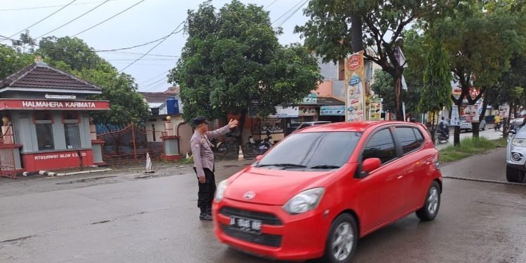 Cegah kecelakaan & kemacetan Lalulintas, personil Polsek Cibeber  Polres Cilegon Polda Banten berikan Pelayanan  Pengaturan Pagi dan Sore hari