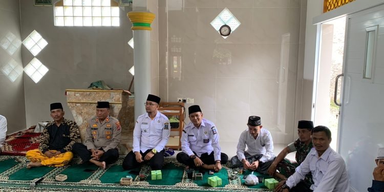 Kapolsek Petir Polres Serang Hadiri Kegiatan Pengajian Bulanan Rutin Ulama dan Umaro serta Masyarakat Kec. Petir