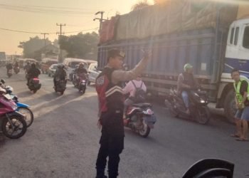 Antisipasi Kemacetan arus lalulintas, Personel Sat Samapta Polres Serang  Melaksanakan tugas pengaturan lalulintas