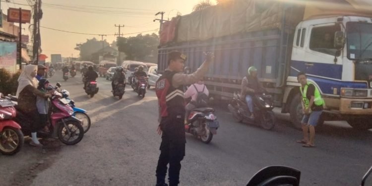 Antisipasi Kemacetan arus lalulintas, Personel Sat Samapta Polres Serang  Melaksanakan tugas pengaturan lalulintas