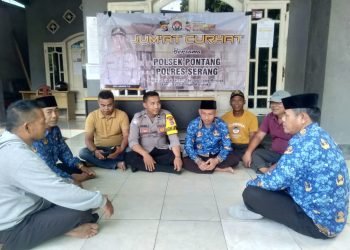 Bhabin Polsek Pontang Polres Serang dan kepala Desa Kamaruton menampung keluhan warga didalam acara Jum’at curhat