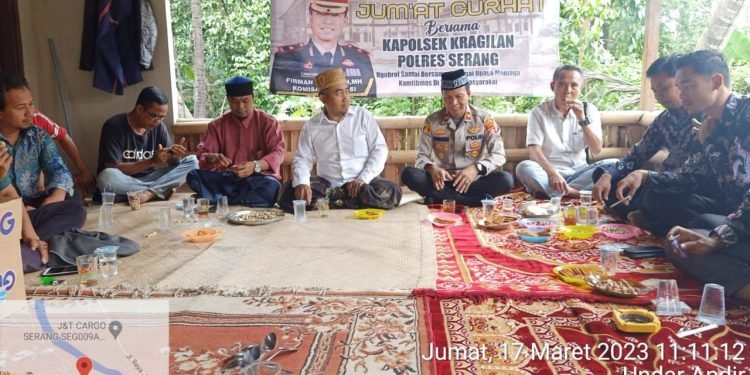 Mendengar Langsung Keluh Kesah Masyarakat,  Kapolsek Kragilan Polres Serang Mengadakan Jum’at Curhat Bersama Masyarakat Kragilan