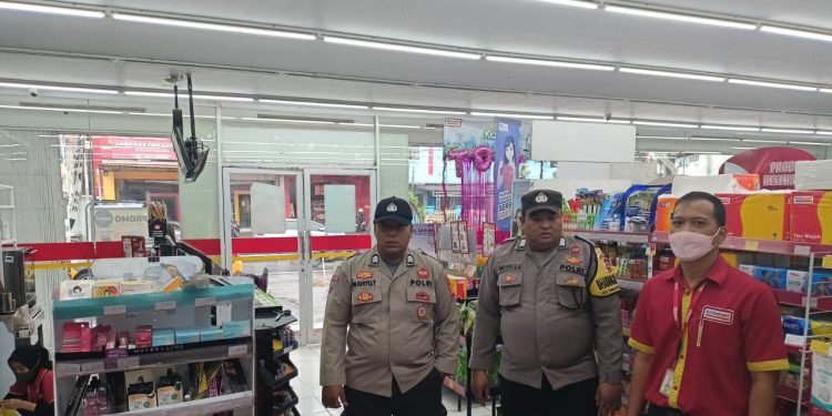 Jelang Bulan Puasa Anggota Polsek Rangkasbitung Polres Lebak Berikan Penyuluhan kepada Karyawan Toko  Alfamart