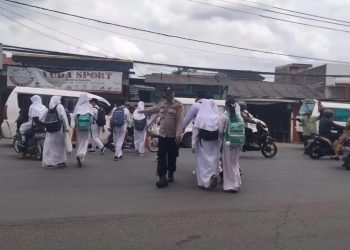 Berikan Rasa Aman, Patroli Polsek Cikande Lakukan Penjagaan dan Pengaturan saat Jam Pulang Siswa Sekolah