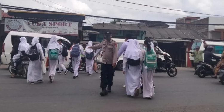 Berikan Rasa Aman, Patroli Polsek Cikande Lakukan Penjagaan dan Pengaturan saat Jam Pulang Siswa Sekolah
