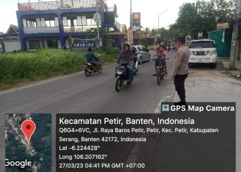 Kehadiran Anggota Polsek Petir Polres Serang Mengurai Kepadatan Arus Lalin Dalam Suasana Ngabuburit Masyarakat