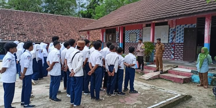 Bhabinkamtibmas Polsek Cileles Polres Lebak,Kunjungan mepada Guru dan Siswa Siswi SMP PGRI Cileles Desa Gumuruh Kecamatan Cileles