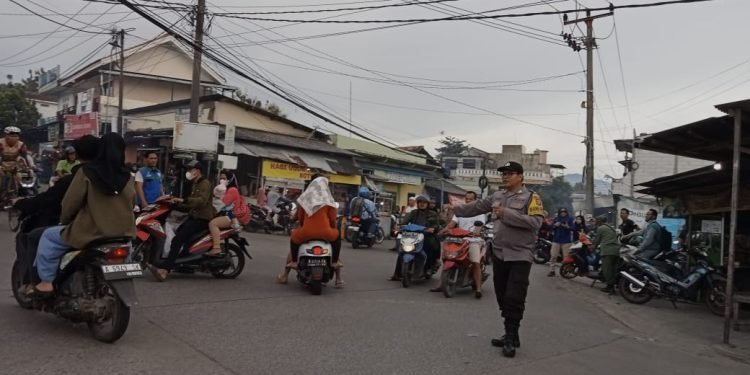 Jelang Buka Puasa,Bhabinkamtibmas Polsek Ciwandan Polres Cilegon Polda Banten Berikan Pelayanan Prima