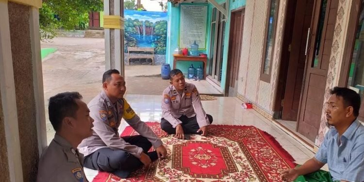 Berikan Rasa Aman dan Nyaman KaPolsek Cibeber Polres Cilegon Polda Banten duduk & Berbincang bersama Tokoh Agama Cibeber”
