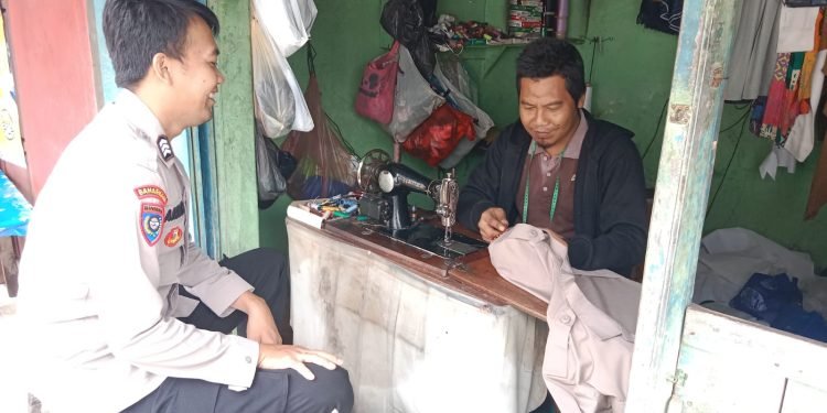 Menjaga Kamtibmas, Bhabinkamtibmas Polsek warunggunung Polres Lebak  Sambangi Warga  Kampung Pertelon Desa Warunggunung
