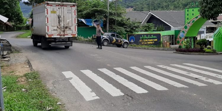 Ciptakan Kamseltibcar Lantas Polsek Lebakgedong Polres Lebak Berikan Pelayanan Kepada Pengguna Jalan Raya