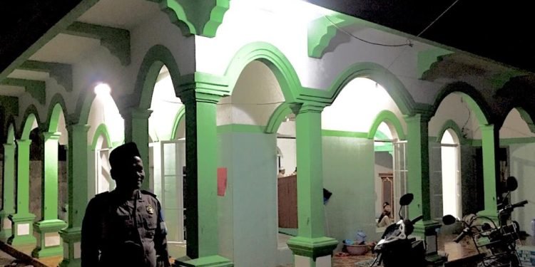 Jaga Kondusifitas Di Bulan Ramadhan, Personil Polsek Lebakgedong Polres Lebak Melaksanakan Pengamanan Dilingkungan Masjid Menjelang Pelaksanaan Shalat Tarawih