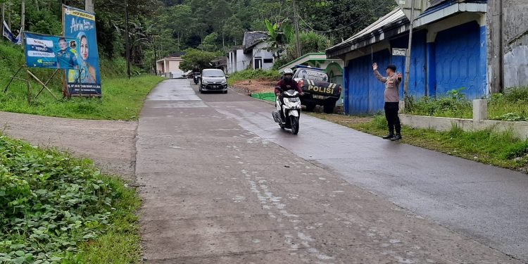 Ciptakan Kamseltibcar Lantas Polsek Lebakgedong Polres Lebak Berikan Pelayanan Kepada Pengguna Jalan Raya