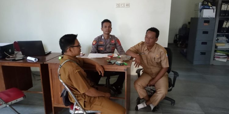 Kanit Samapta Polsek Lebakgedong Polres Lebak Sambang Kantor Desa Bsnjarsari