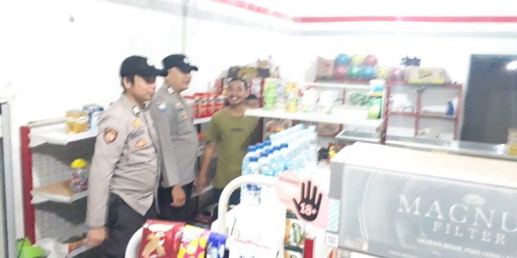 Bhabinkamtibmas dan Anggota Jaga Polsek Wanasalam Polres Lebak Sambang Toko Sembako/Minimarket dan Memberikan Himbauan Kamtibmas
