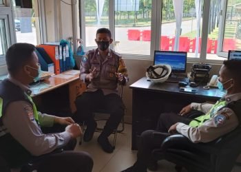 Mengajak dan menjaga masyarakat, Bhabinkamtibmas Polsek Puloampel Polres Cilegon Polda Banten dengan Warga secara Dor to Dor guna Polri dekat dengan Warganya