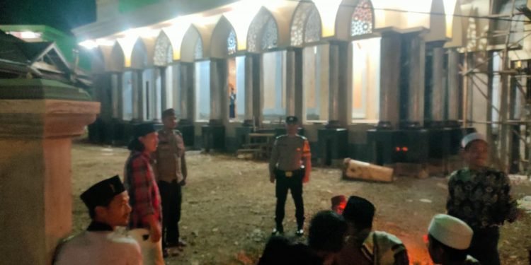 Anggota Polsek Lebakgedong Polres Lebak melaksanakan patroli sasaran Masjid dan Mushola