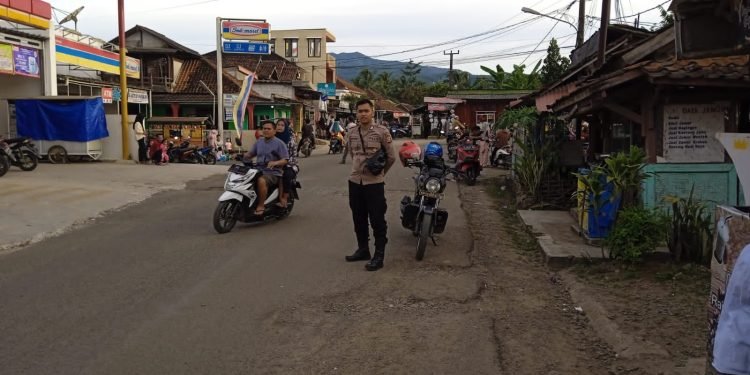 Berikan Kenyamanan Bagi Pengguna Jalan Raya Polsek Cipanas Polres Lebak melaksanakan Giat Pengturan Lalin Menjelang Buka Puasa