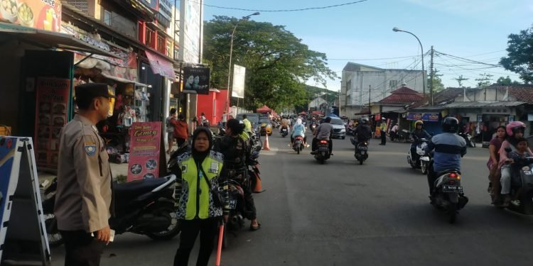 Sambangi Juru Parkir Anggota Polsek Rangkasbitung Polres Lebak Sampaikan Pesan Kamtibmas