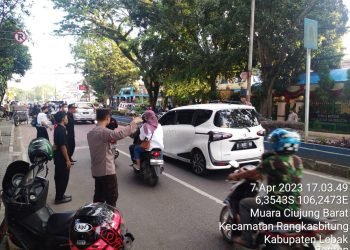 Antisipasi Kemacetan Anggota Polsek Rangkasbitung Polres Lebak Laksanakan Giat Strong Point Jelang Buka Puasa