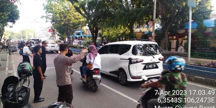 Antisipasi Kemacetan Anggota Polsek Rangkasbitung Polres Lebak Laksanakan Giat Strong Point Jelang Buka Puasa