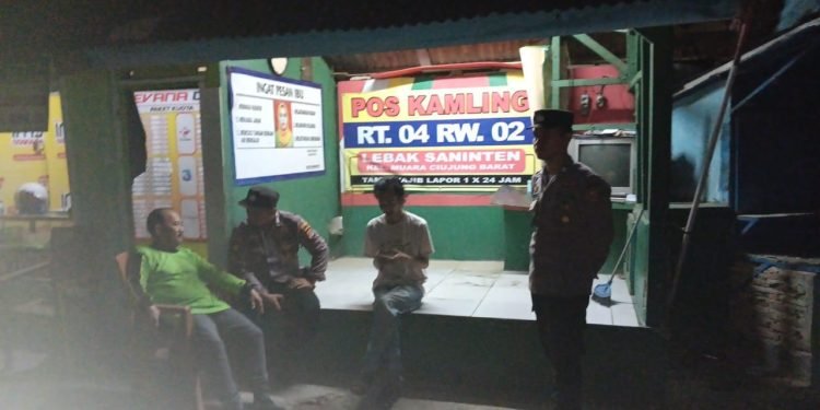 Anggota Polsek Rangkasbitung Polres Lebak Laksanakan Program Kapolres “Lebak Ngariung” Antisipasi Pencurian di Pemukiman