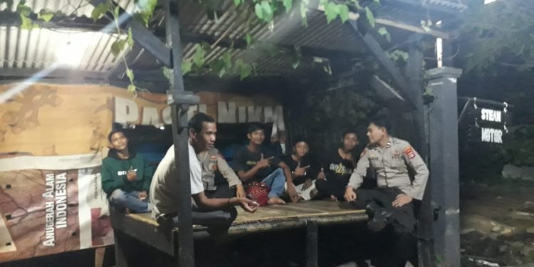 Kanit Binmas Polsek Wanasalam Polres Lebak Kontrol Pos Ronda Sampaikan Pesan Kamtibmas