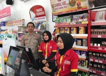 Bhabinkamtibmas Polsek Wanasalam Polres Lebak Sambang Toko Sembako/Minimarket Memberikan Himbauan Kamtibmas