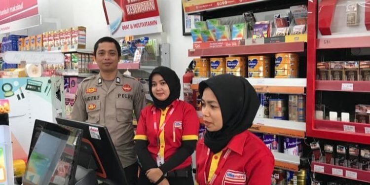 Bhabinkamtibmas Polsek Wanasalam Polres Lebak Sambang Toko Sembako/Minimarket Memberikan Himbauan Kamtibmas