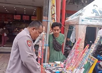 Di Larang Menjual Petasan, Personel Polsek Anyar Polres Cilegon Sisir Lapak Penjual Petasan