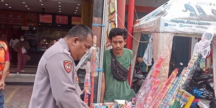 Di Larang Menjual Petasan, Personel Polsek Anyar Polres Cilegon Sisir Lapak Penjual Petasan