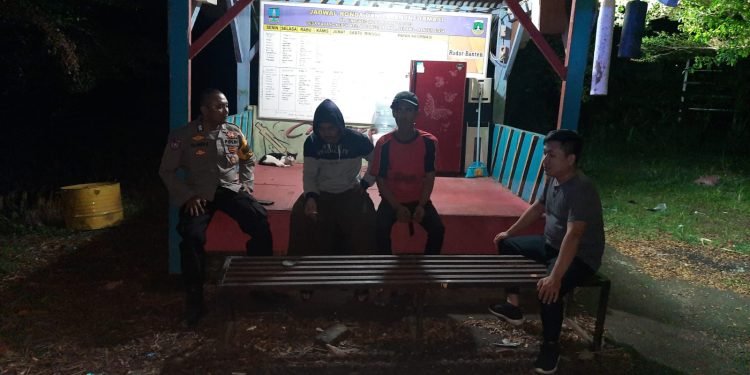 Bhabinkamtibmas Polsek Bojonegara Polres Cilegon Polda Banten,Kontrol Pos Kamling laksanakan Komunikasi Kamtibmas dengan Petugas Satkamling